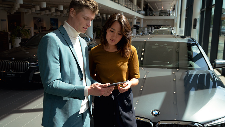 Сотрудник BMW консультирует клиента