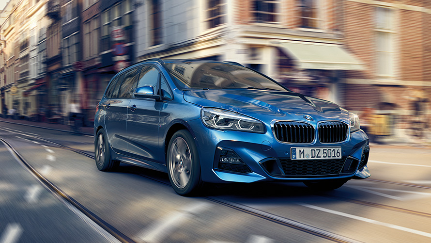 BMW 2 Серии Gran Tourer F46 вид спереди с поворотом в три четверти, в движении на улице BMW 2 Серии BMW 2 Серии Gran Tourer F46 вид спереди с поворотом в три четверти, в движении на улице