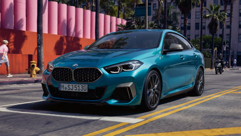 BMW 2 Серии BMW 2 Серии Gran Coupé F44 вид спереди с поворотом в три четверти, в движении на улице