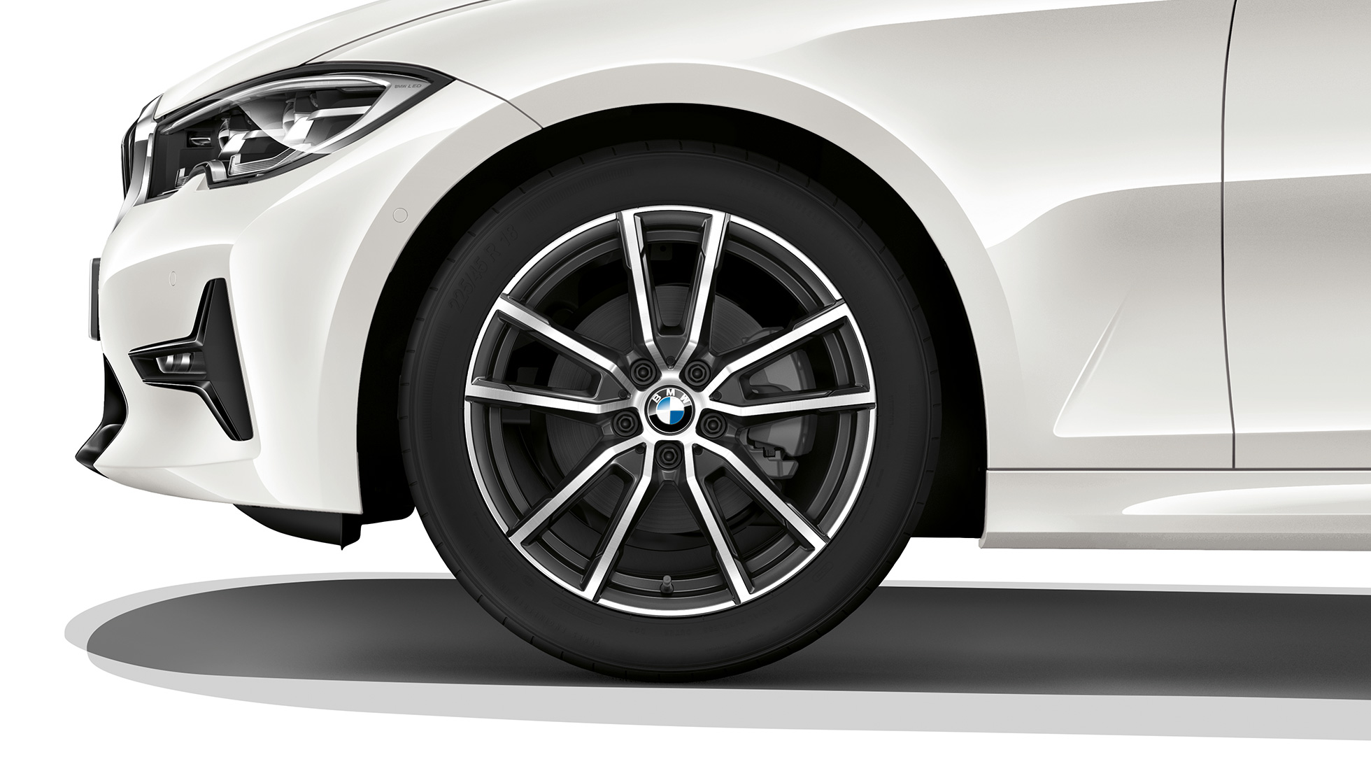 BMW 3 серии Седан, модель Sport Line, легкосплавные диски. Крупный план легкосплавных дисков седана BMW 3 серии Sport Line.