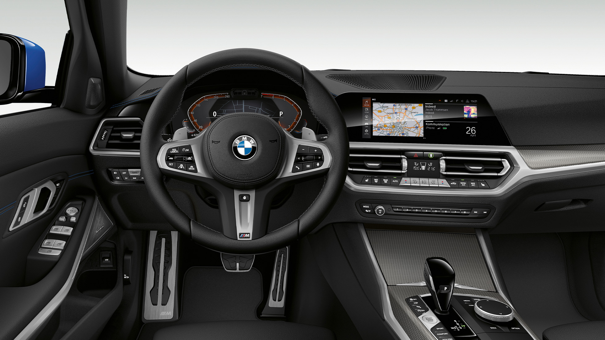 BMW 3 серии Седан, кабина M Sport. Вид спереди на кабину водителя седана BMW 3 серии M Sport крупным планом.