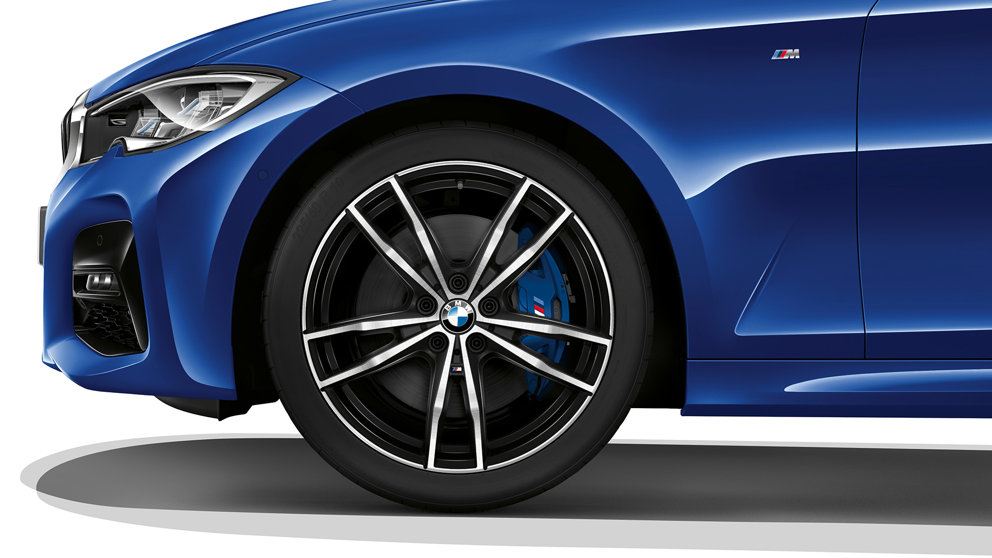 BMW 3 серии Седан, модель M Sport, легкосплавные диски. Крупный план легкосплавных дисков седана BMW 3 серии M Sport.