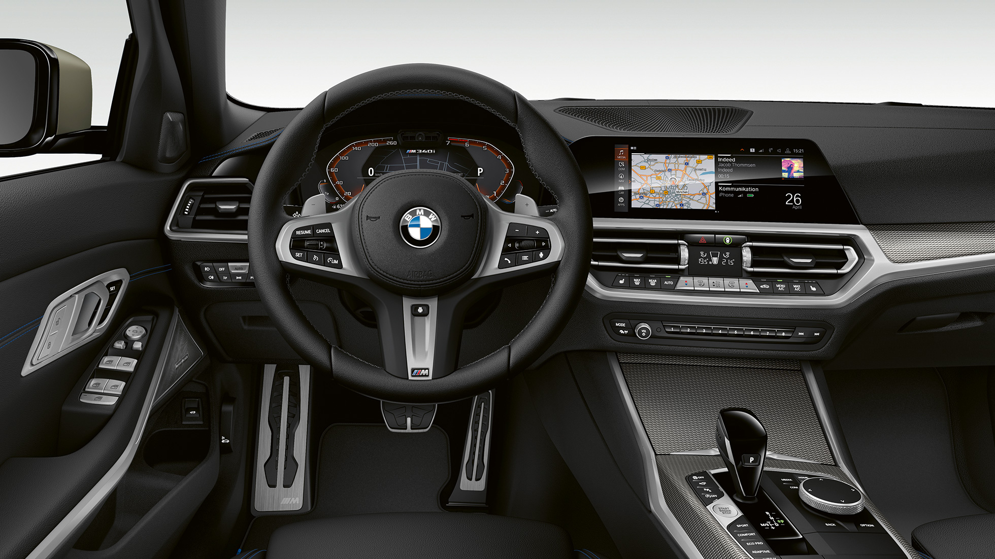 BMW 3 серии Седан, кабина M340i xDrive. Вид спереди на кабину водителя седана BMW 3 серии M340i xDrive крупным планом.