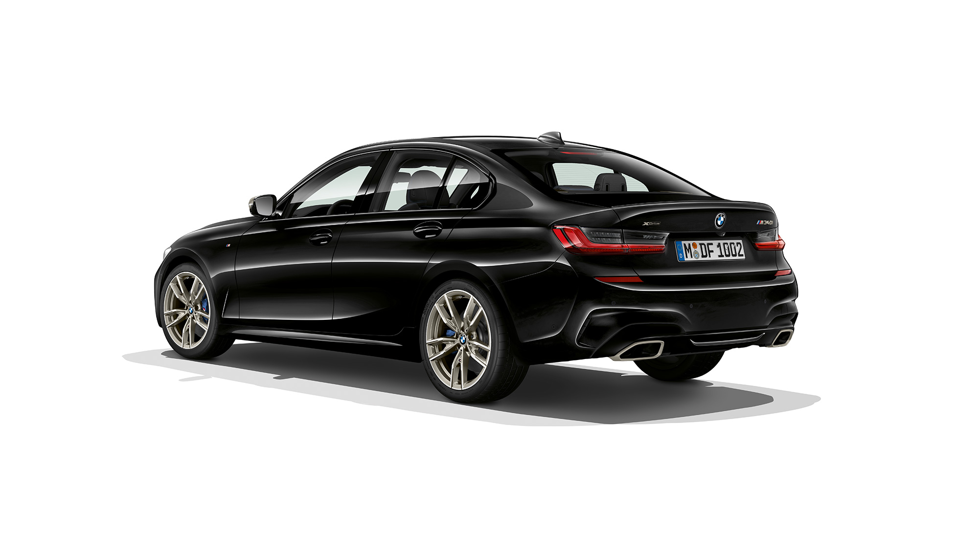BMW 3 серии Седан M340i xDrive, задняя часть. Задний снимок седана BMW 3 серии M340i xDrive с поворотом в три четверти.