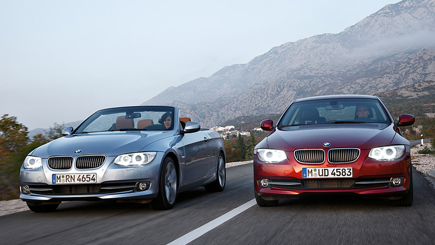 BMW 3 серии седан E90 BMW 3 серии кабриолет E93 пятого поколения вид спереди на улице Модели BMW 3 серии BMW 3 серии Седан E90 BMW 3 серии Кабриолет E93 пятого поколения вид спереди на улице