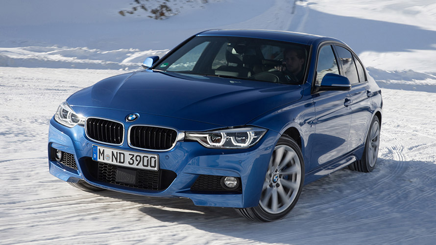 BMW 3 серии седанF30 шестого поколения вид спереди в три четверти на снегу Модели BMW 3 серии BMW 3 серии Седан F30 шестого поколения вид спереди в три четверти на снегу