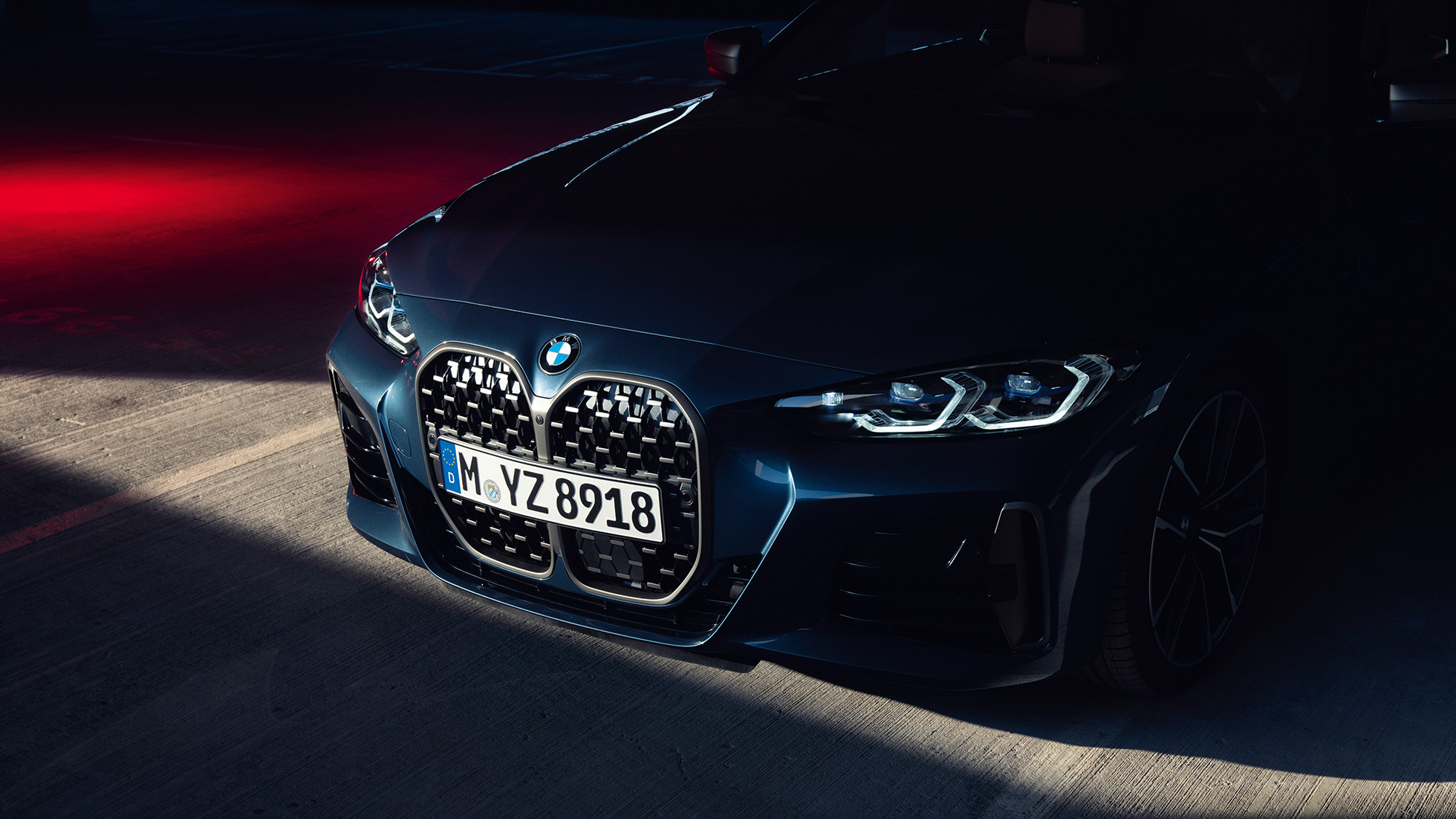 BMW 4 серии Coupé G22 2020 года, цвет «Синий Арктик Рэйс Арктик Рэйс» металлик, вид спереди, решетка радиатора, крупный план BMW 4 серии Coupé G22 2020 года, цвет «Синий Арктик Рэйс Арктик Рэйс» металлик, вид спереди, решетка радиатора, крупный план