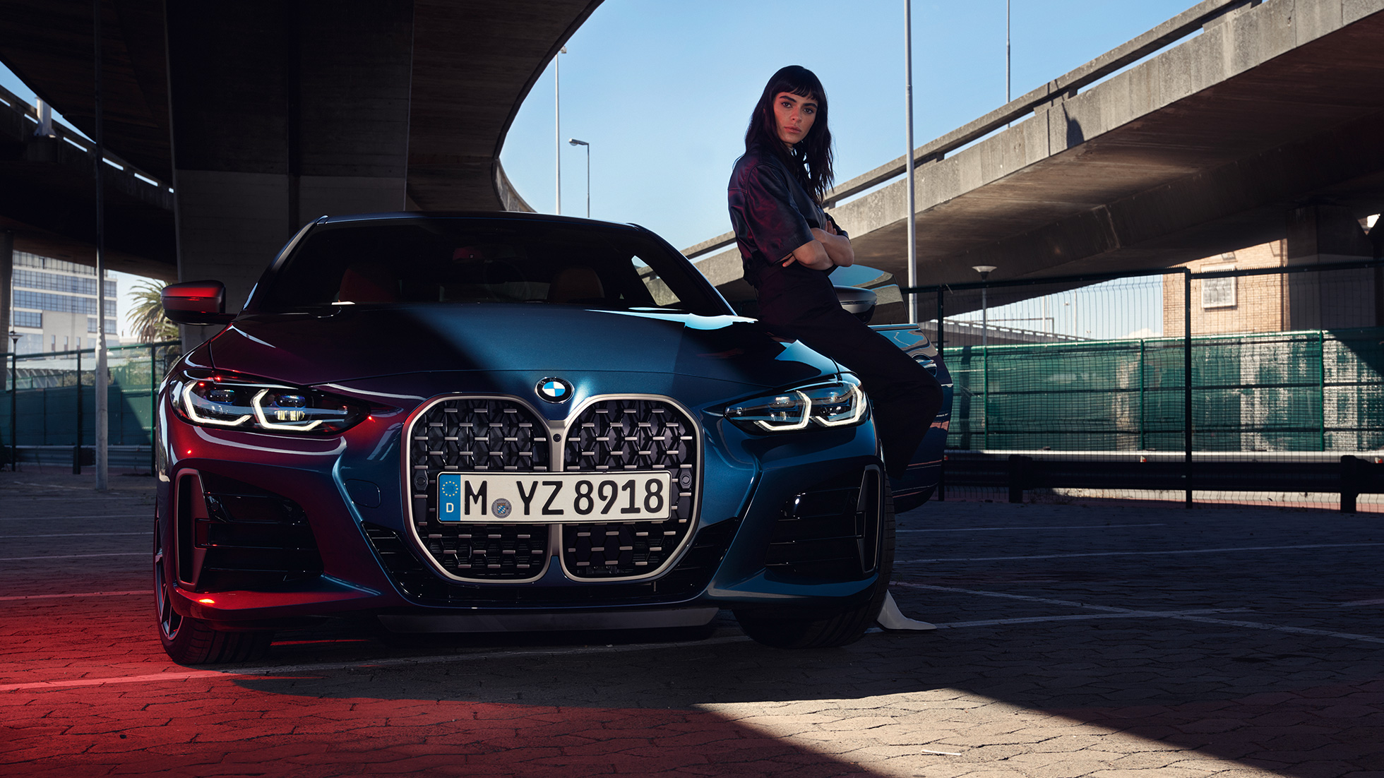 Вид модели BMW 4 серии Coupe G22 2020 года спереди, решетка радиатора и фары Фотомодель и BMW 4 серии Coupe G22 2020 года, цвет «Синий Арктик Рэйс Арктик Рэйс» металлик, вид спереди, решетка радиатора и фары