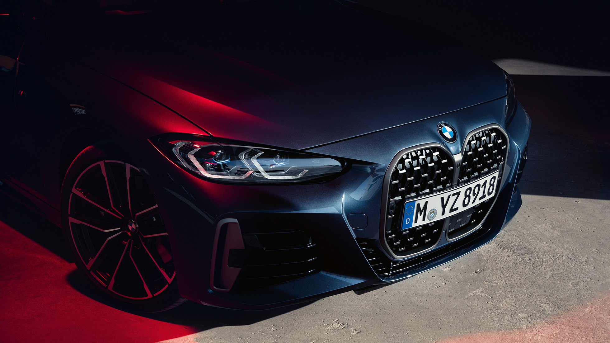 Решетка радиатора BMW 4 серии Coupe G22 2020 года, вид спереди с поворотом в три четверти BMW 4 серии Coupe G22 2020 года, цвет «Синий Арктик Рэйс Арктик Рэйс» металлик, вид спереди с поворотом в три четверти, решетка радиатора BMW