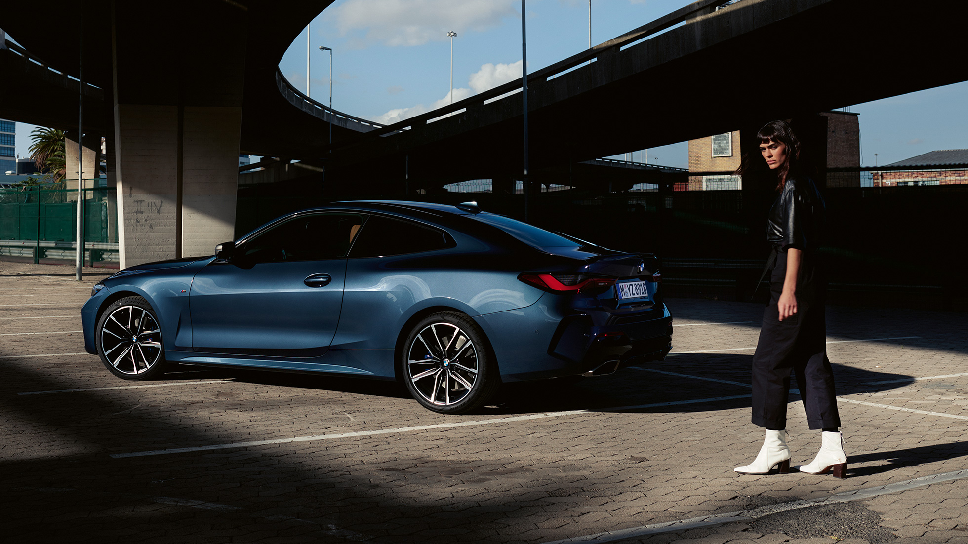 Плавная линия крыши BMW 4 серии Coupe G22 2020 года, вид сбоку BMW 4 серии Coupe G22 2020 года, цвет «Синий Арктик Рэйс Арктик Рэйс» металлик, вид сбоку, плавная линия крыши