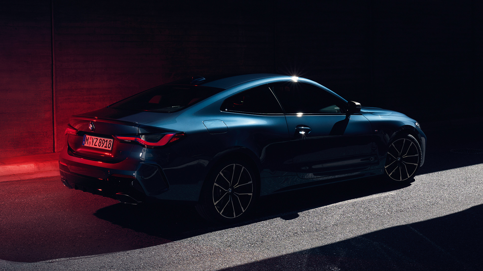 Плечевая линия BMW 4 серии Coupe G22 с изгибом Хофмайстера, вид сзади с поворотом в три четверти BMW 4 серии Coupe G22 2020 года, цвет «Синий Арктик Рэйс» металлик, вид сзади с поворотом в три четверти, плечевая линия с изгибом Хофмайстера