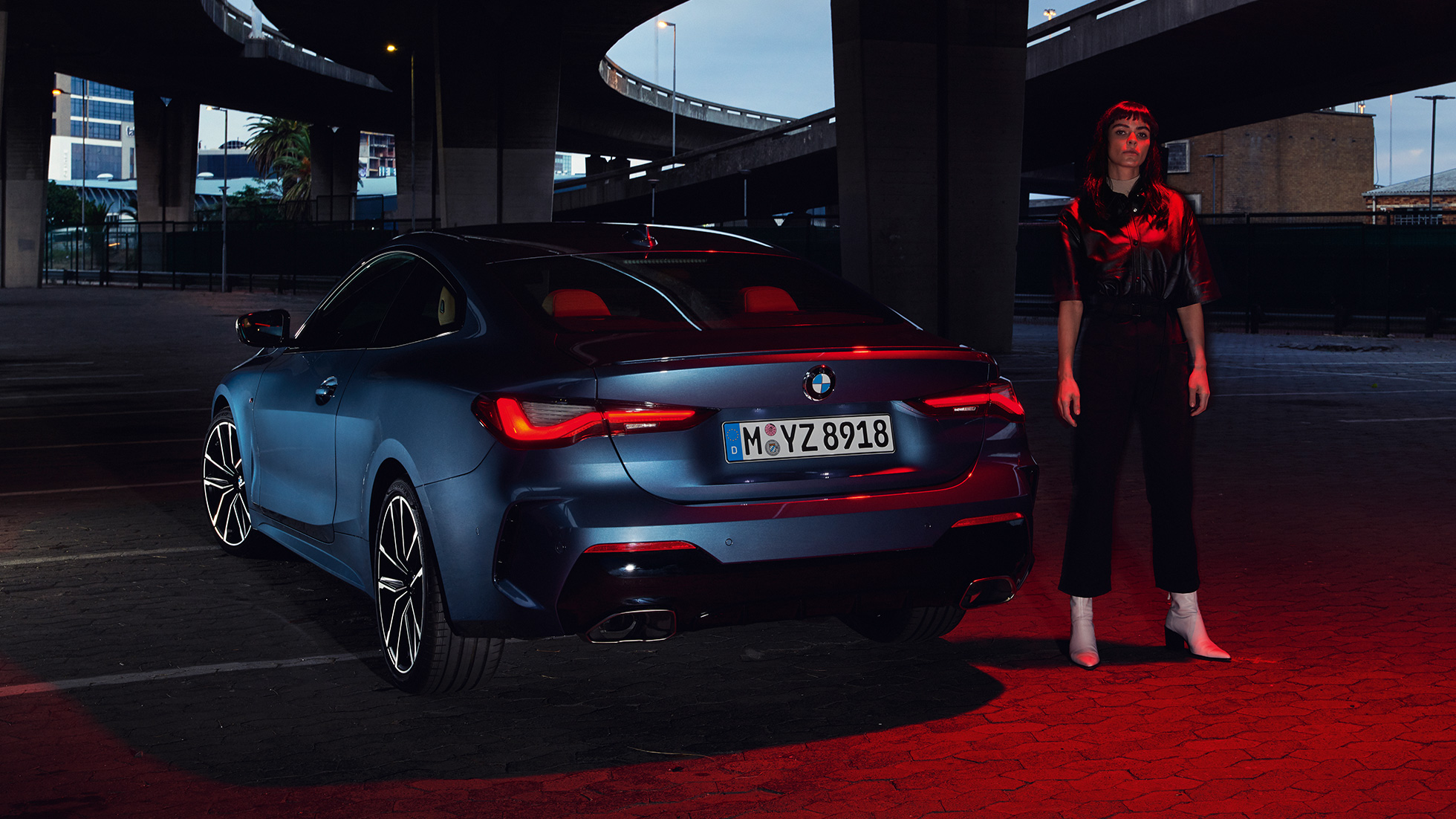 Вид модели BMW 4 серии Coupe G22 сзади, задние фонари BMW 4 серии Coupe G22 2020 года, цвет «Синий Арктик Рэйс» металлик, вид сзади, задние фонари