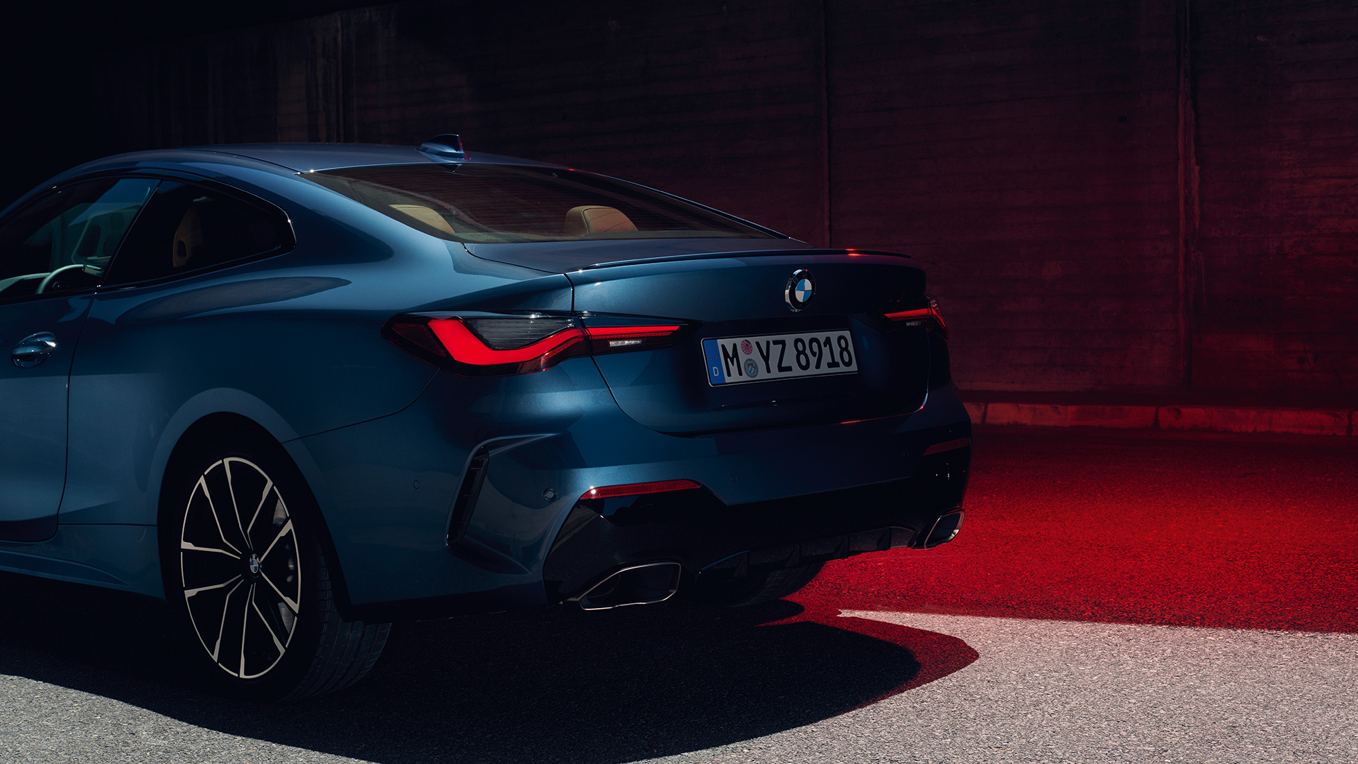 Вид модели BMW 4 серии Coupe G22 2020 года сзади с поворотом в три четверти, патрубки системы выпуска BMW 4 серии Coupe G22 2020 года, цвет «Синий Арктик Рэйс» металлик, вид сзади с поворотом в три четверти, патрубки системы выпуска
