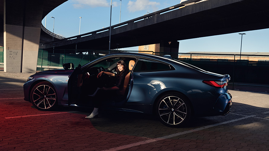 BMW 4 серии Coupe G22 2020 года, цвет «Синий Арктик Рэйс» металлик, вид спереди с поворотом в три четверти