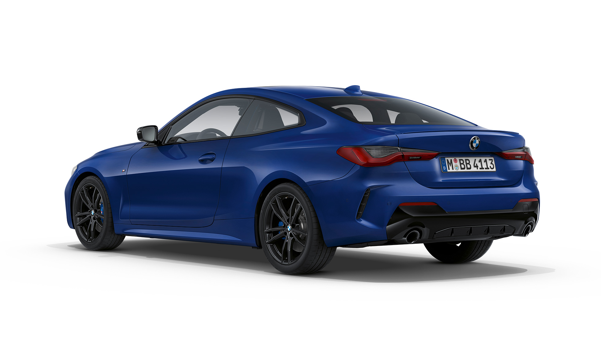 Вид модели BMW 4 серии Coupe G22 2020 года с пакетом M Sport сзади BMW 4 серии Coupe G22 2020 года с пакетом M Sport, цвет «Синий Арктик Рэйс» металлик, вид сзади с поворотом в три четверти
