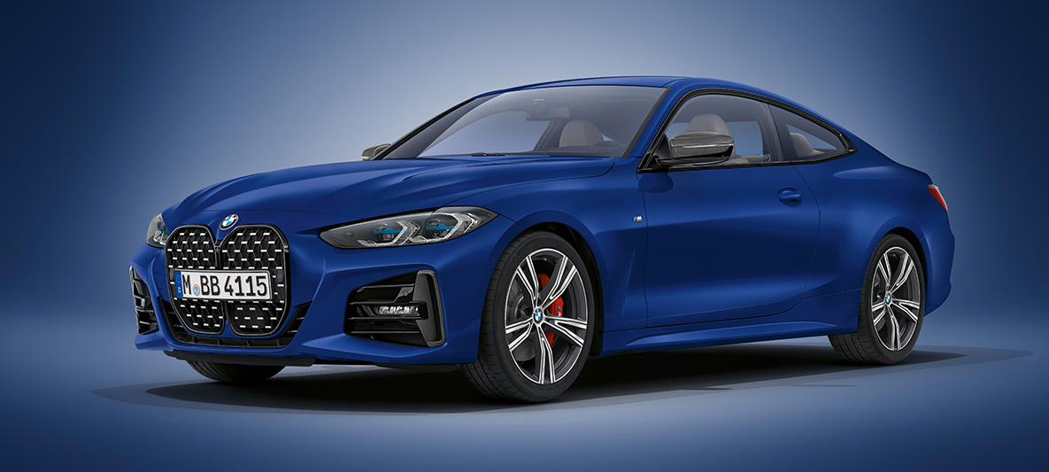 BMW 4 серии Coupe G22 2020 года, цвет «Морозный Синий Портимао» металлик BMW Individual BMW 4 серии Coupe G22 2020 года, цвет «Морозный Синий Портимао» металлик BMW Individual, в неподвижном состоянии, вид спереди с поворотом в три четверти
