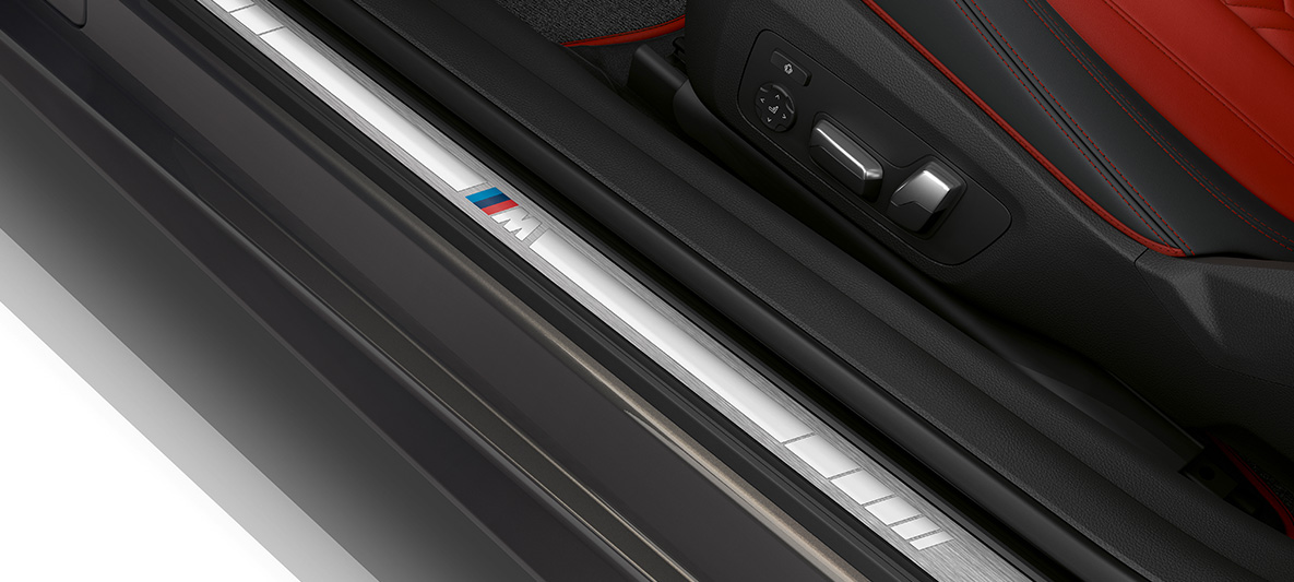 Порог дверного проема BMW Individual для модели BMW 4 серии Coupe G22 2020 года, интерьер Порог дверного проема с надписью BMW Individual для модели BMW 4 серии Coupe G22 2020 года, интерьер, место водителя