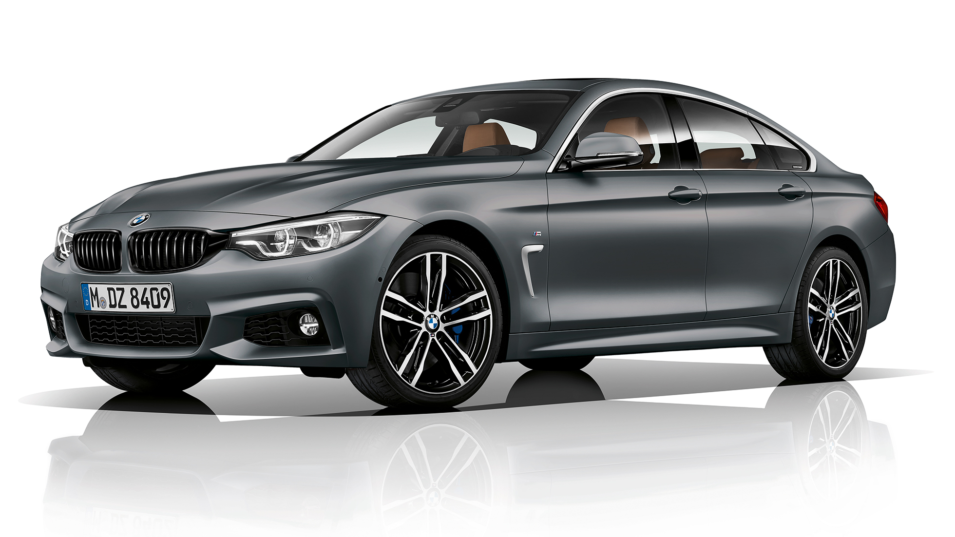 BMW 4 серии Gran Coupé, модель M Sport вид спереди с поворотом в три четверти BMW 4 серии Gran Coupé, модель M Sport вид спереди с поворотом в три четверти