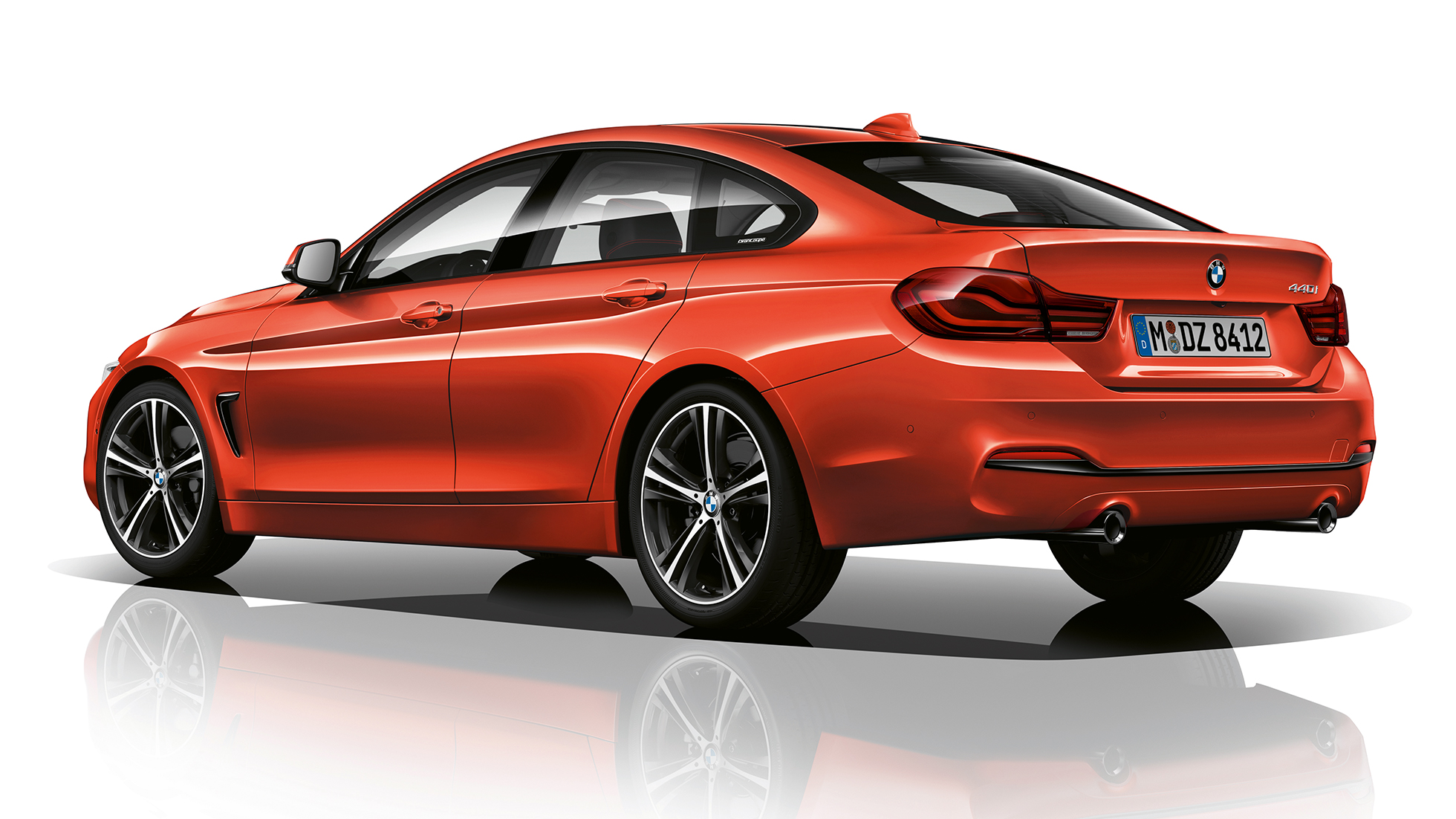 BMW 4 cерии Gran Coupé, модель Sport Line вид сзади с поворотом в три четверти BMW 4 cерии Gran Coupé, модель Sport Line вид сзади с поворотом в три четверти