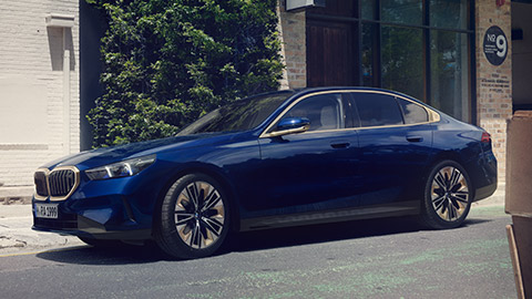 BMW 5 Серии Sedan (G30) вид сбоку с поворотом в три четверти BMW 5 Серии Sedan (G30) вид сбоку с поворотом в три четверти