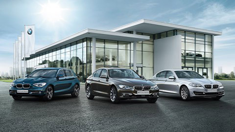 Автомобили BMW с пробегом перед дилерским центром BMW Автомобили BMW с пробегом перед дилерским центром BMW