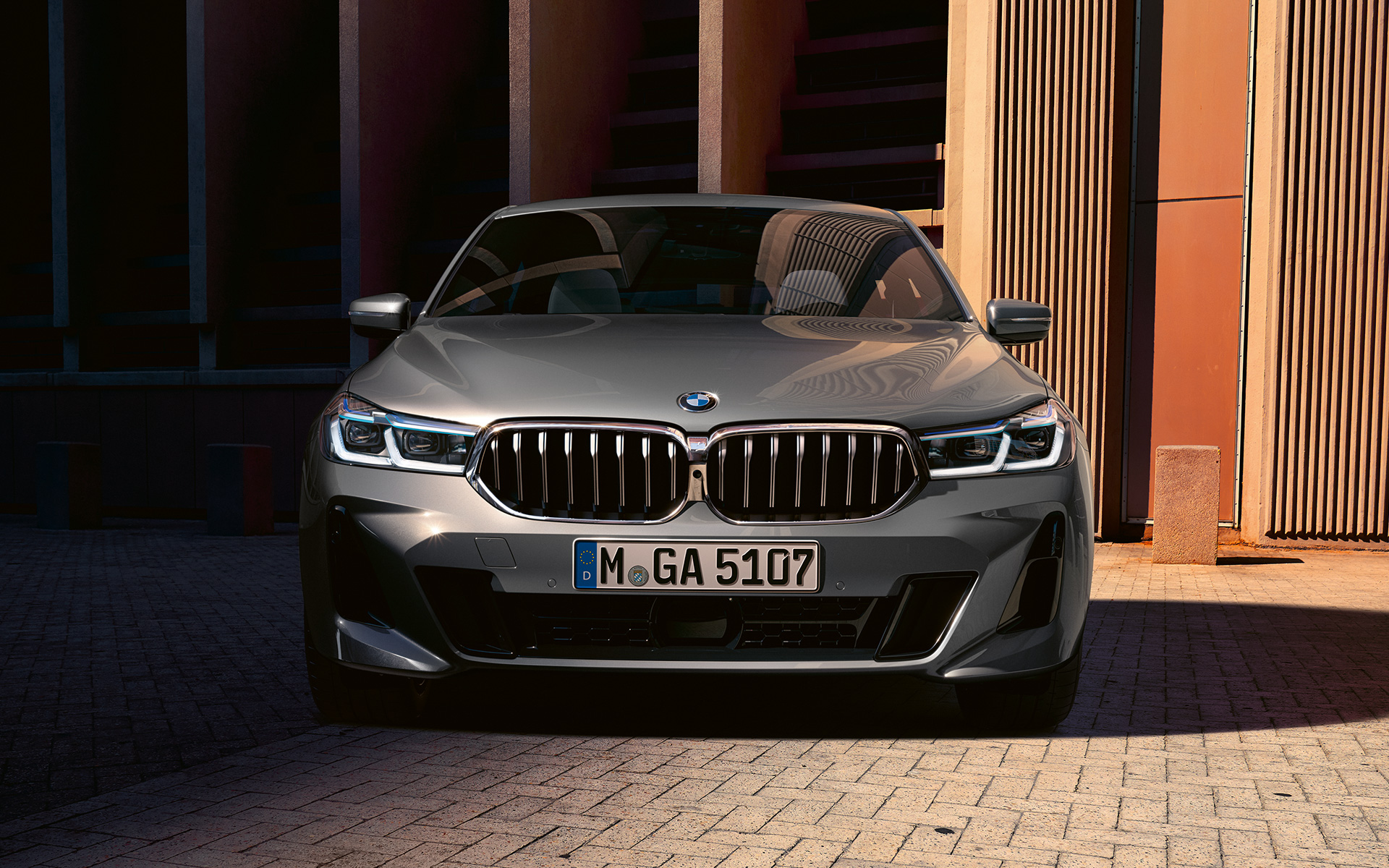 Передняя часть кузова BMW 6-й серии Gran Turismo G32 2020 года Дизайн передней части BMW 6-й серии Gran Turismo 640i xDrive G32 2020 года серого цвета Bernina Grey, вид спереди