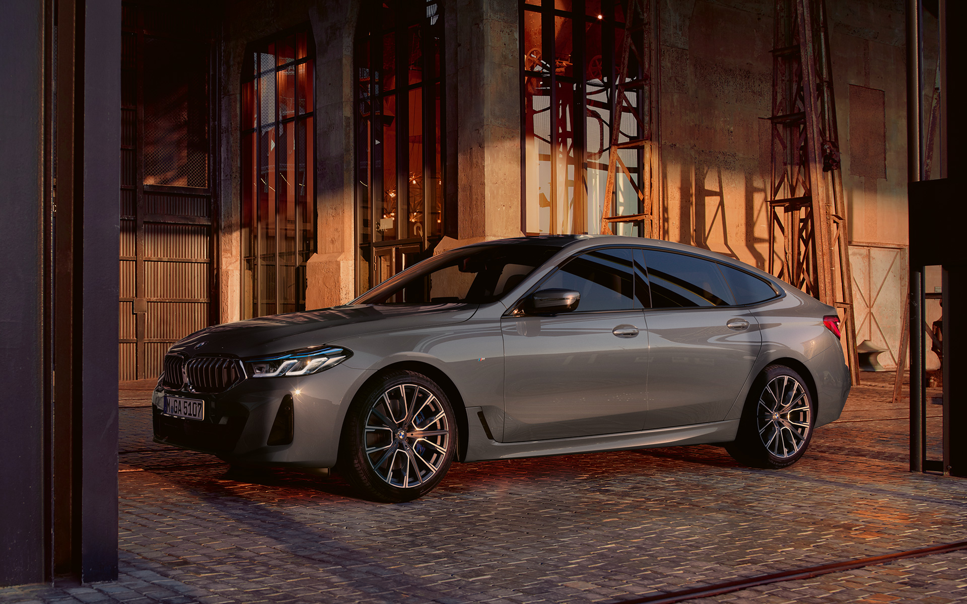 Силуэт BMW 6-й серии Gran Turismo G32 2020 года BMW 6-й серии Gran Turismo 640i xDrive G32 2020 года серого цвета Bernina Grey, вид сбоку