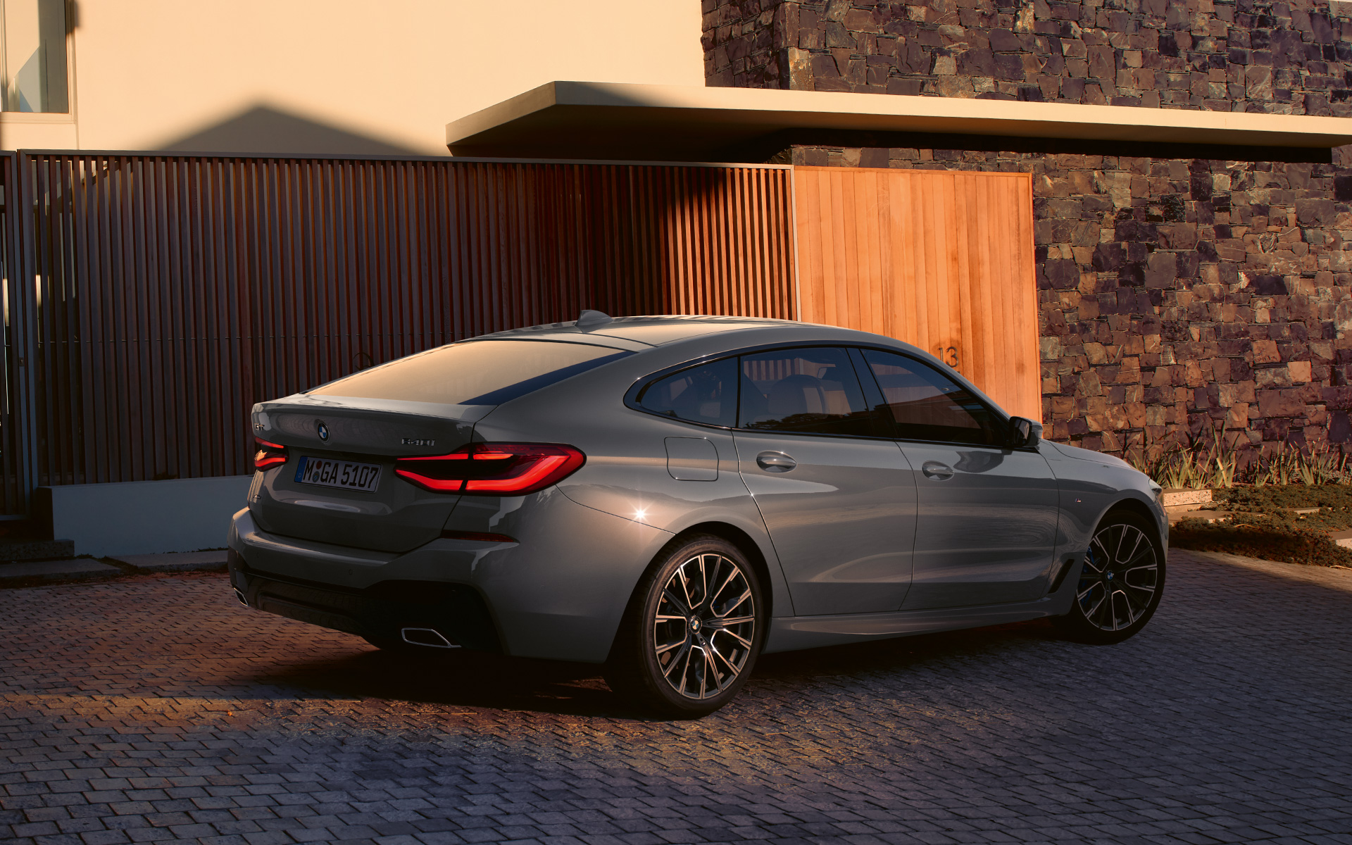 Дизайн задней части BMW 6-й серии Gran Turismo G32 2020 года Дизайн задней части BMW 6-й серии Gran Turismo 640i xDrive G32 2020 года серого цвета Bernina Grey, вид сзади