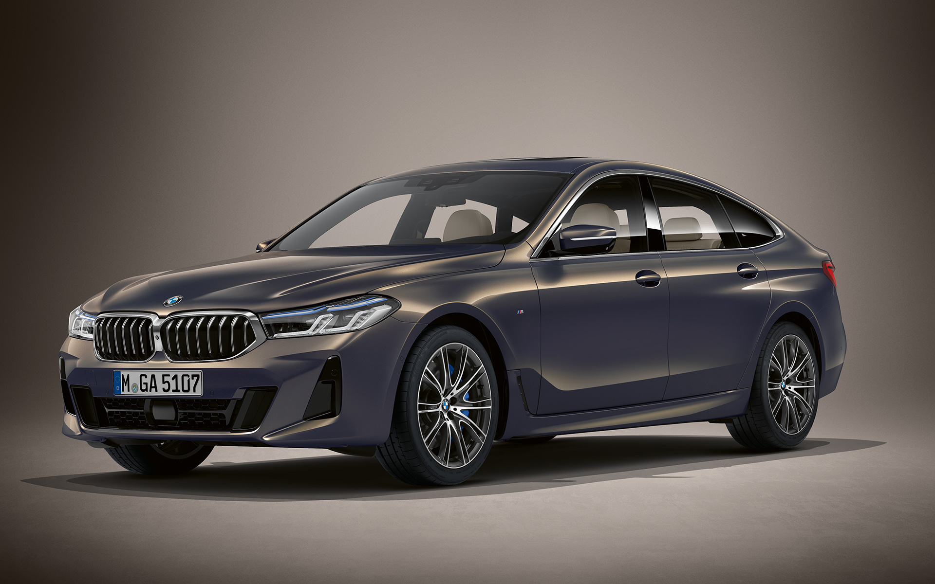 BMW 6-й серии Gran Turismo G32 2020 года с пакетом BMW Individual серого цвета Alvit Grey Metallic BMW 6-й серии Gran Turismo G32 2020 года с пакетом BMW Individual серого цвета Alvit Grey Metallic, вид спереди в три четверти, неподвижный