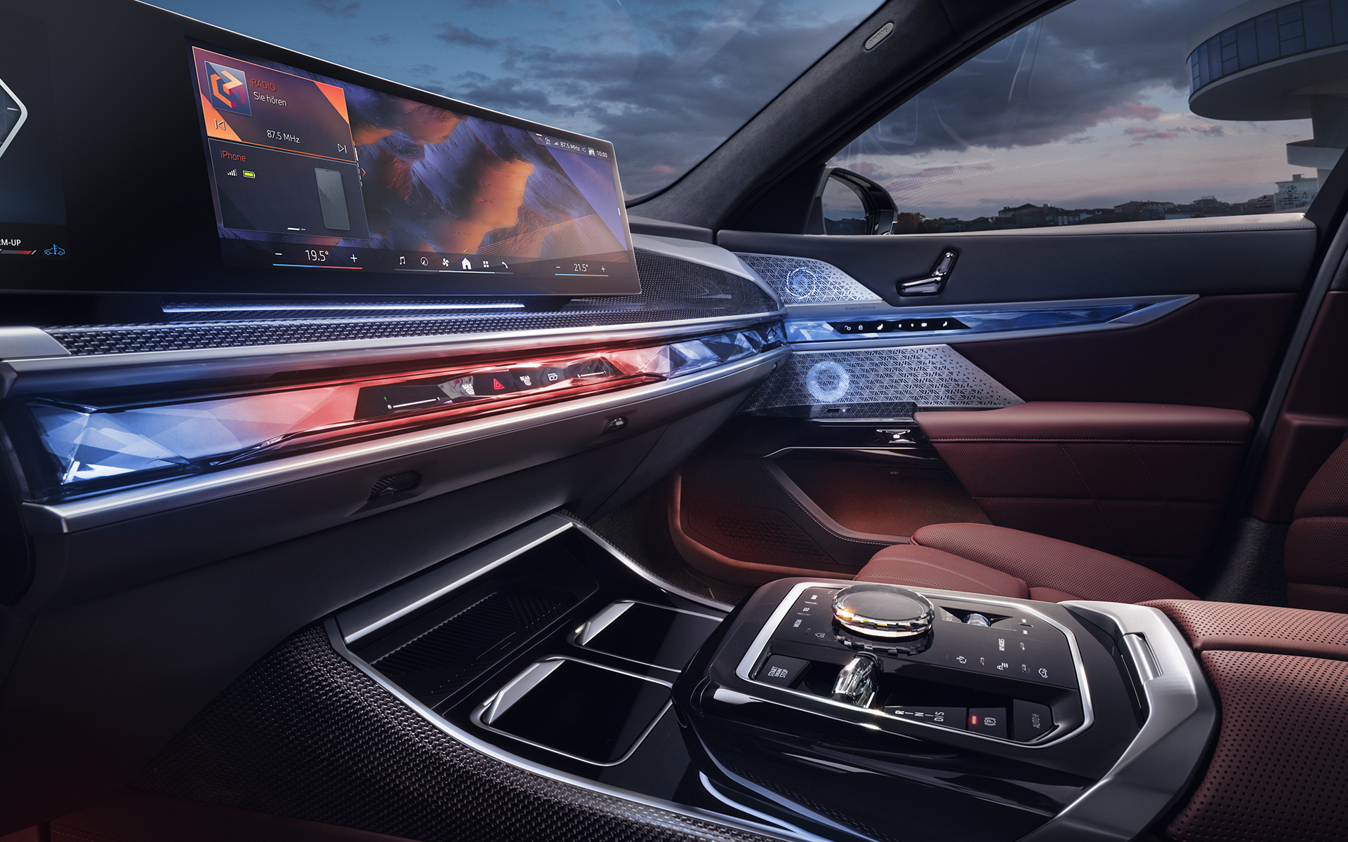 Интерьер передней части BMW 7 серии G70 ICE 740i с пакетом M Sport BMW 7 серии G70 ICE 740i с пакетом M Sport, интерьер кокпита