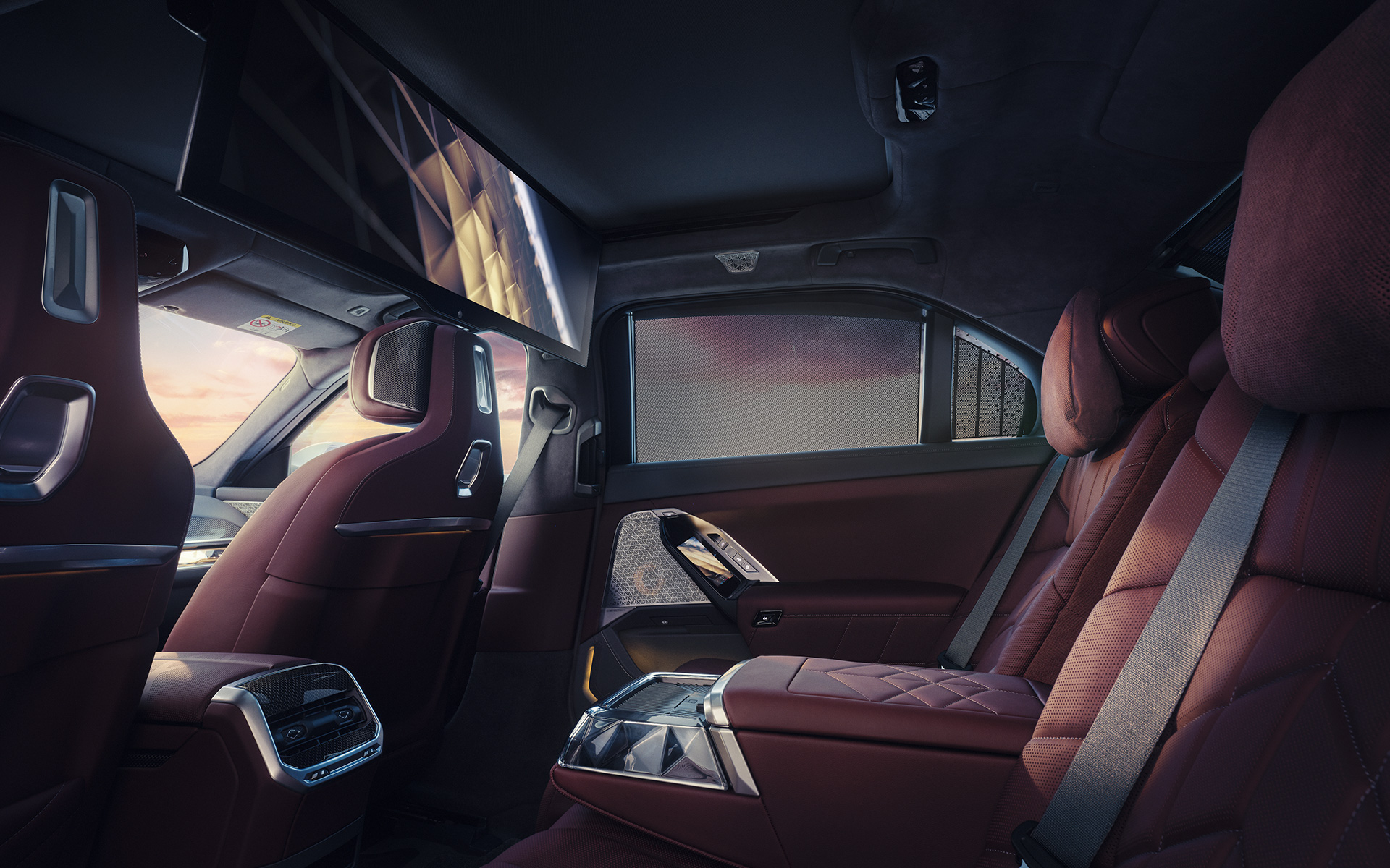 BMW 7 серии G70 ICE 740i с пакетом M Sport, интерьер задней части салона BMW 7 серии G70 ICE 740i с пакетом M Sport, интерьер сзади с дисплеем