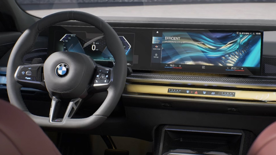 BMW 7 серии G70 ICE 740i с пакетом M Sport, вид три чверти сзади BMW 7 серии G70 ICE 740i с пакетом M Sport, вид три чверти сзади во время езды