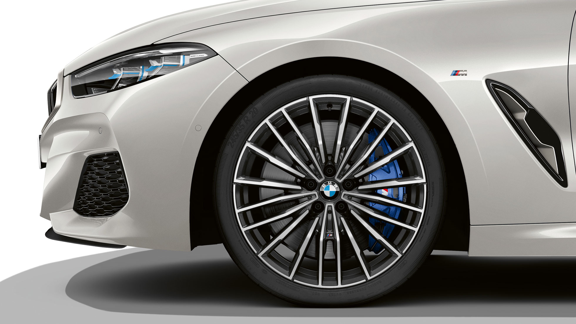 BMW M850i xDrive, Mineral White metallic, 20" легкосплавные диски multi-spoke 729 M. BMW M850i xDrive, Mineral White metallic, 20" легкосплавные диски multi-spoke 729 M.