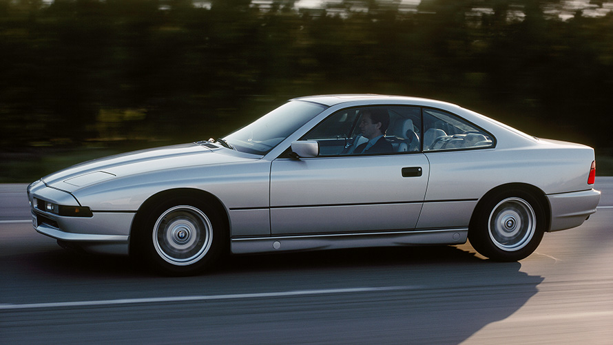 BMW 8 Серии Coupé (E31) вид сбоку 7/8, в движении BMW 8 Серии Coupé (E31) вид сбоку 7/8, в движении
