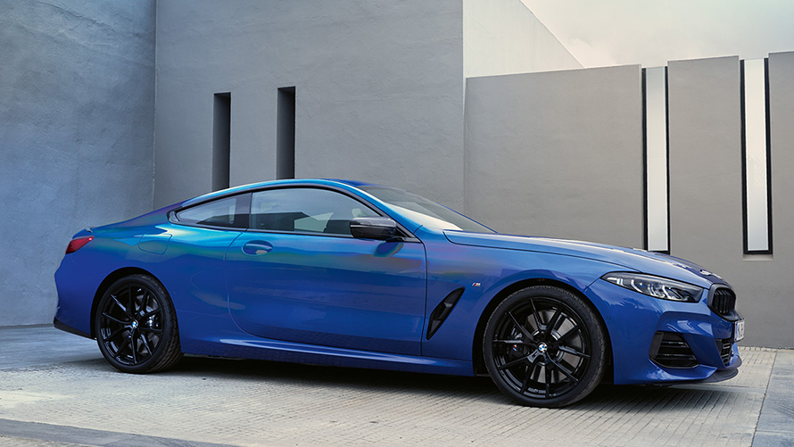 BMW 8 Серии Coupé (G15) вид спереди с поворотом в три четверти, не в движении BMW 8 Серии Coupé (G15) вид спереди с поворотом в три четверти, не в движении