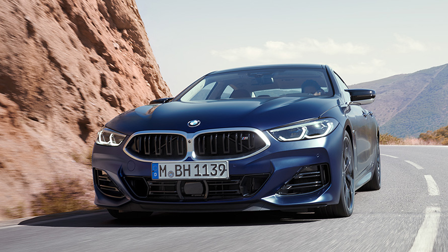 BMW 8 Серии Gran Coupé (G16) вид сзади с поворотом в три четверти, в движении BMW 8 Серии Gran Coupé (G16) вид сзади с поворотом в три четверти, в движении