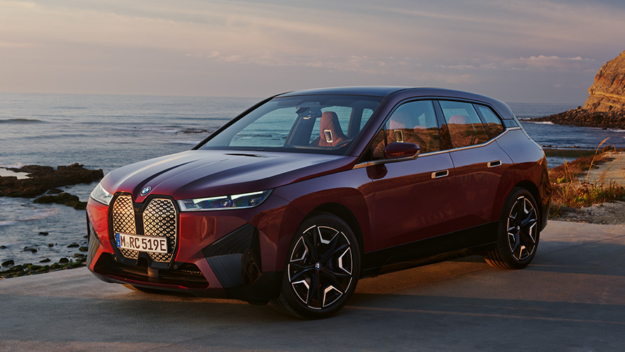 Электрический SUV BMW iX i20 xDrive50, аэродинамический внешний вид Электрический SUV BMW iX i20 2021 xDrive50 цвета Aventurin Red, вид сбоку на внешний вид