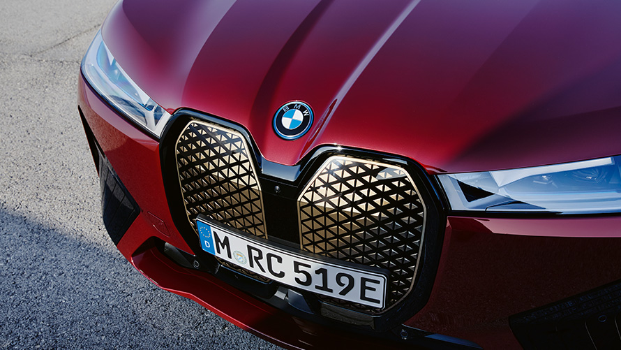 Электрический SUV BMW iX i20 xDrive50, Shy Tech Электрический SUV BMW iX i20 2021 xDrive50 цвета Aventurin Red, вид спереди на решетку радиатора BMW Shy Tech