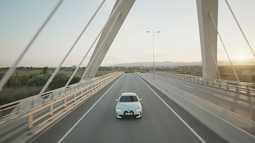 BMW i4 eDrive40 G26 2021 в цвете Mineral White вид спереди в движении