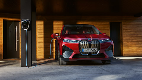 BMW i Серии BMW iX вид спереди на станции зарядки