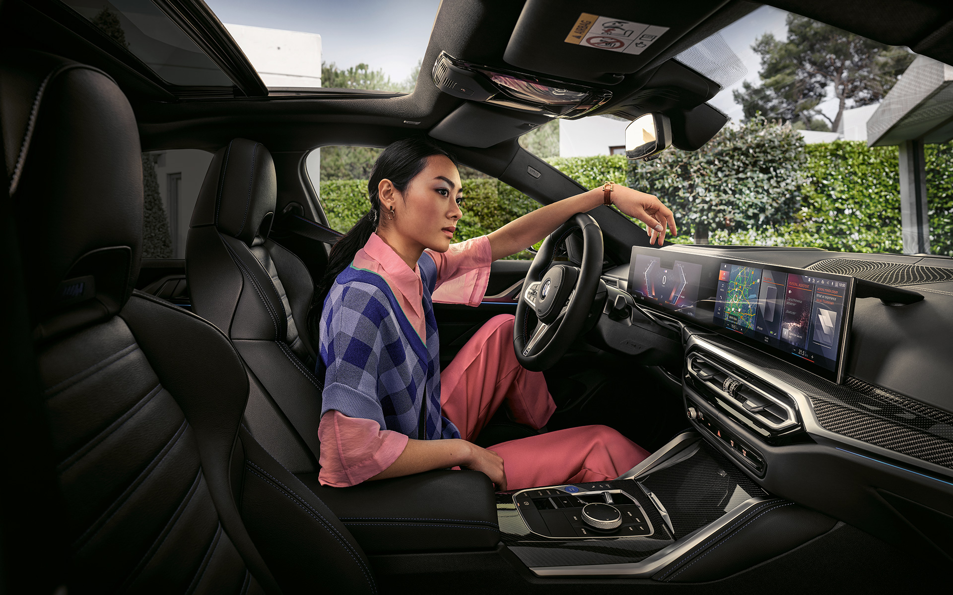 Салон BMW i4 M50 G26 2021, женщина на сиденье водителя