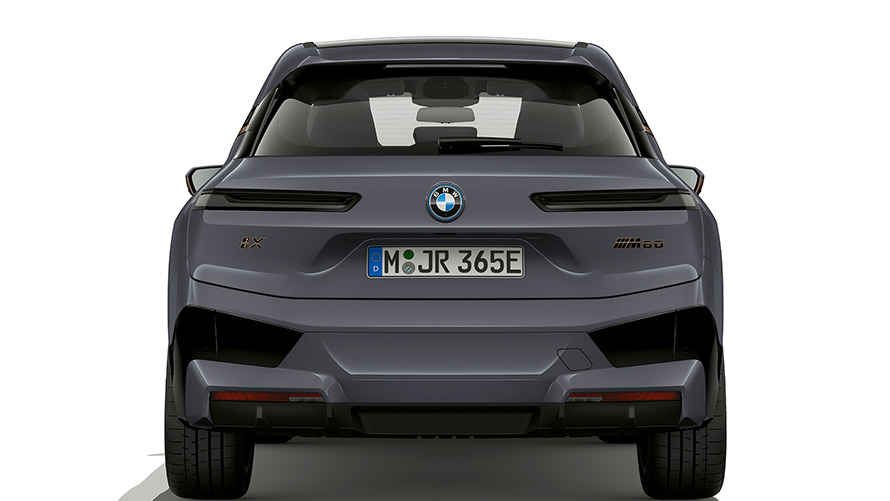 BMW iX M60 i20 2022 электрический SUV, электрический автомобиль в цвете Oxid Grey metallic, вид сзади на фонари M Shadow Line.