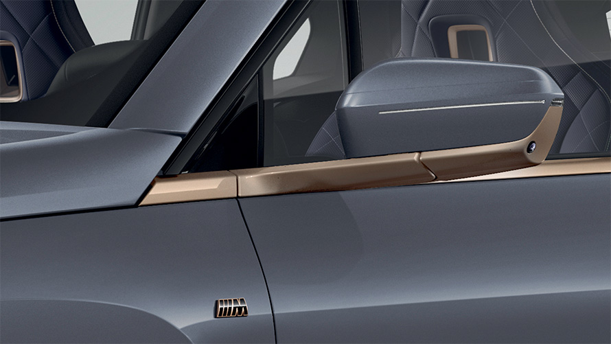 BMW iX M60 i20 2022 электрический SUV, электрический автомобиль в цвете Oxid Grey metallic, наружное зеркало BMW Individual Exterior Line Titanium Bronze