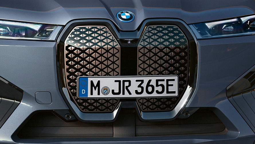 BMW iX M60 i20 2022 электрический SUV электрический автомобиль в цвете Oxid Grey metallic, вид спереди на вертикальную решетку радиатора BMW Shy Tech 