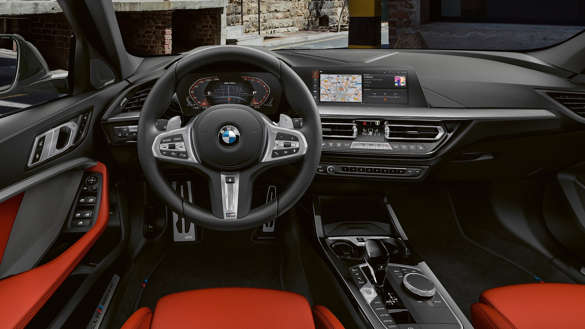 Салон BMW M135i xDrive. Салон BMW M135i xDrive с кожаным рулем M и сиденьями M Sport.
