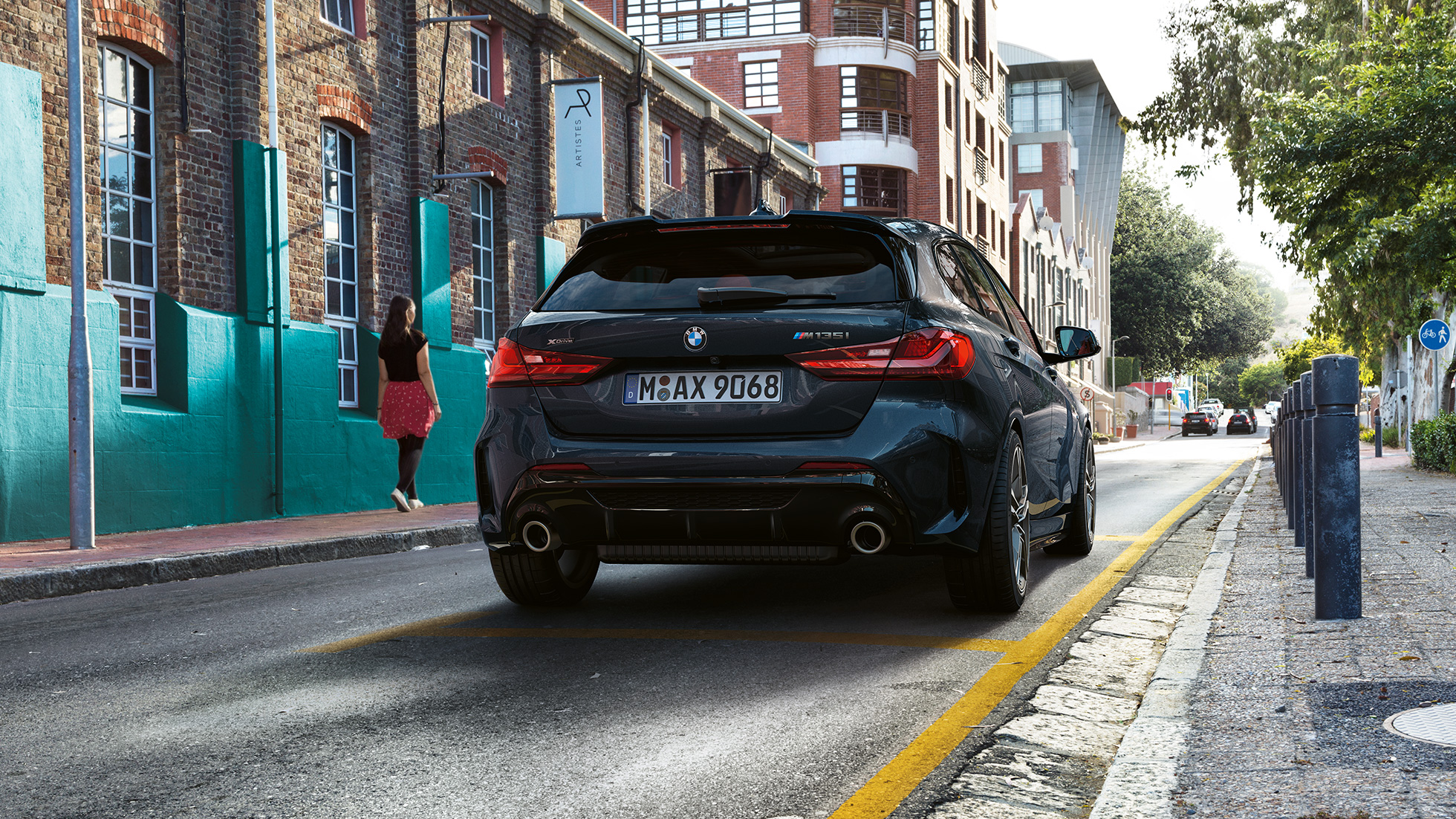 BMW M135i xDrive, вид сзади. BMW M135i xDrive в Black Sapphire металлик, парковка, вид сзади.