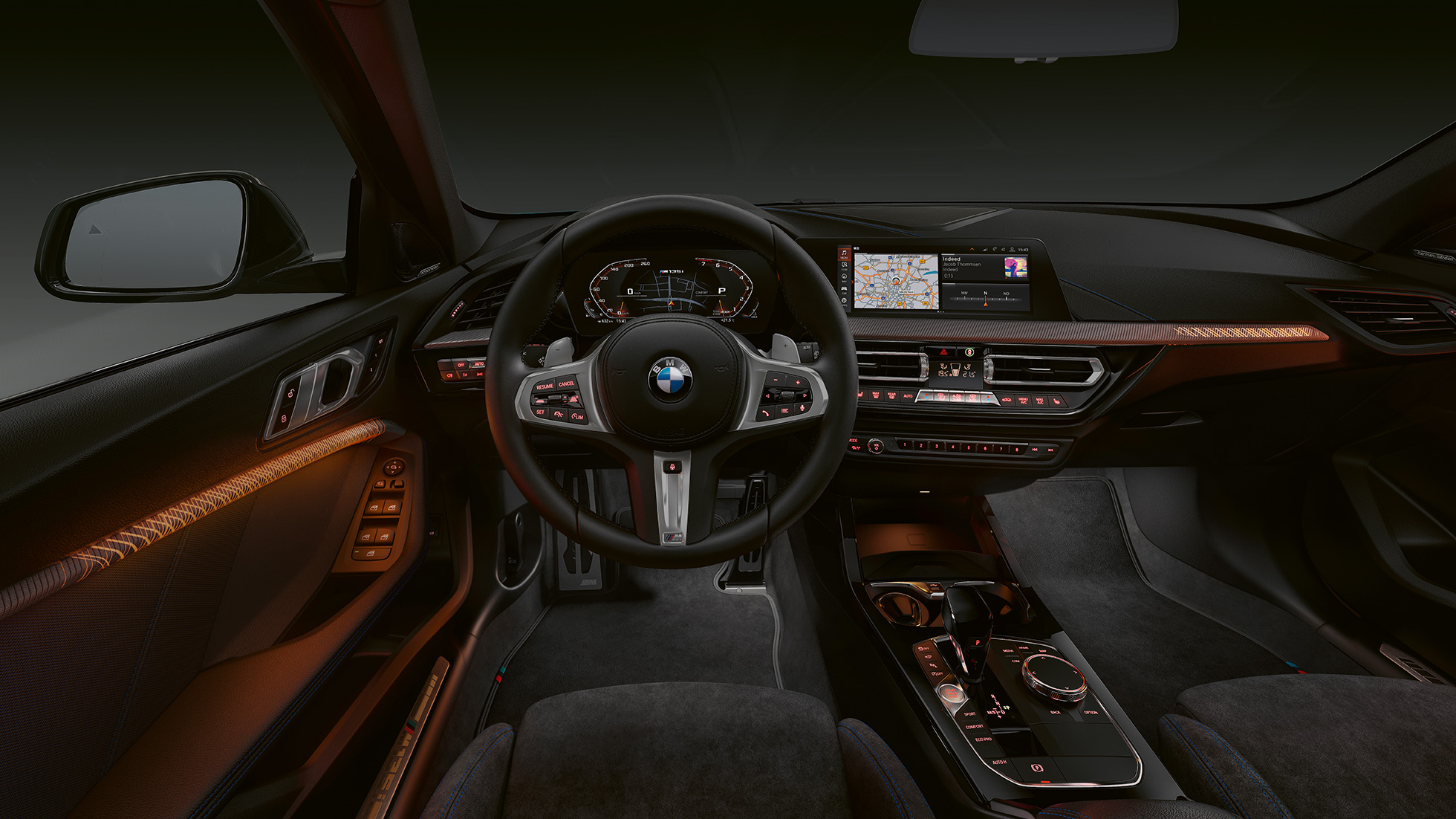 BMW M135i xDrive, кабина. BMW M135i xDrive премиум салон с отделкой с подсветкой.