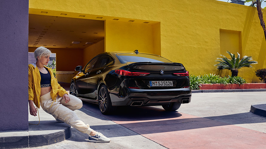 BMW M235i xDrive Gran Coupé Black Sapphire металлик F44 вид сзади с поворотом в три четверти