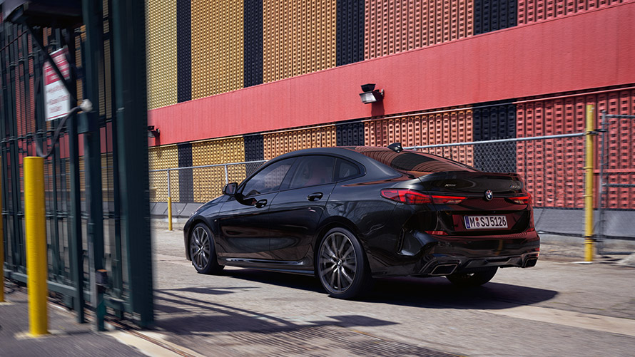 BMW M235i xDrive Gran Coupé 2020 Black Sapphire металлик F44 вид сбоку с поворотом в три четверти