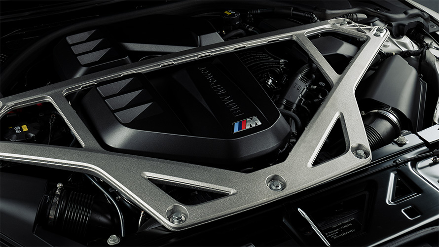 BMW M3 CS G80, распорка M между опорами стоек передней подвески